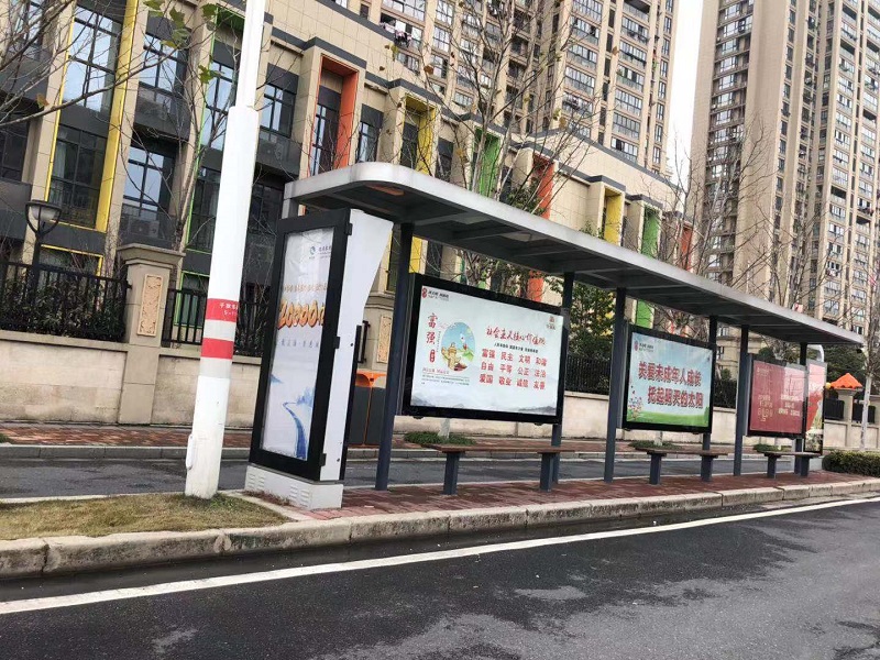 现代候车亭款安装实景